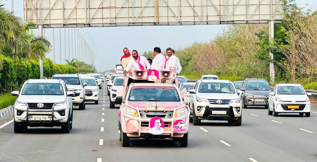 RajuShambipur's tweet photo. తెలంగాణ రాష్ట్ర తొలి ముఖ్యమంత్రి, బీఆర్ఎస్ పార్టీ అధినేత శ్రీ కేసీఆర్ సార్ గారితో కలిసి ఈరోజు చేవెళ్ల పార్లమెంట్ బహిరంగ సభలో పాల్గొనడం జరిగింది. https://t.co/fz00D73f1X