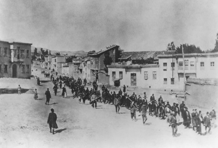 📍Ottoman military forces lead Armenian men to an execution site outside the town of Kharpout. Kharpout, Ottoman Empire, March-June 1915.

📸 (Courtesy of the Armenian National Institute.)
#ArmenianGenocide