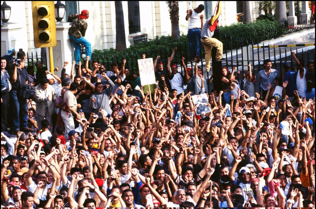 Conmemoramos 22 años de aquella unión #cívicomilitar, donde pueblo heroico salió a la calle a defender la democracia, logrando el restablecimiento del orden constitucional con el retorno al poder del Comandante Hugo Chávez el 13 de abril de 2022. #Todo11TieneSu13 @NicolasMaduro