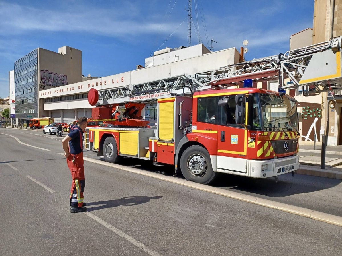 DidierJau's tweet photo. 👨‍🚒🚒Merci à l’Amiral Mathieu et au capitaine Schneider pour leur accueil à la caserne Saint-Pierre (5e) lors des Journées portes ouvertes pour le 85e anniversaire du bataillon des @MarinsPompiers 
Des lumières dans les yeux des petits et des grands 🤩 https://t.co/2247kSJ1Ds
