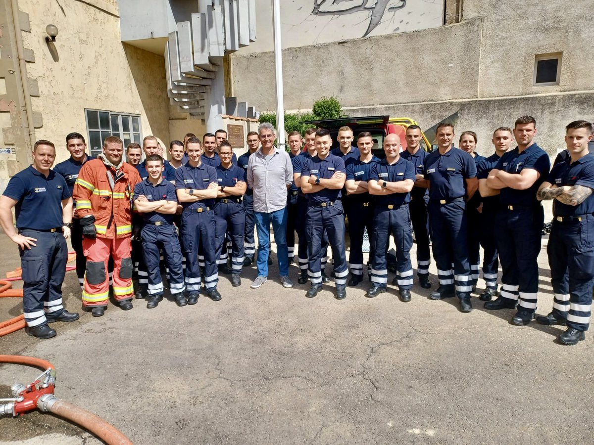 DidierJau's tweet photo. 👨‍🚒🚒Merci à l’Amiral Mathieu et au capitaine Schneider pour leur accueil à la caserne Saint-Pierre (5e) lors des Journées portes ouvertes pour le 85e anniversaire du bataillon des @MarinsPompiers 
Des lumières dans les yeux des petits et des grands 🤩 https://t.co/2247kSJ1Ds