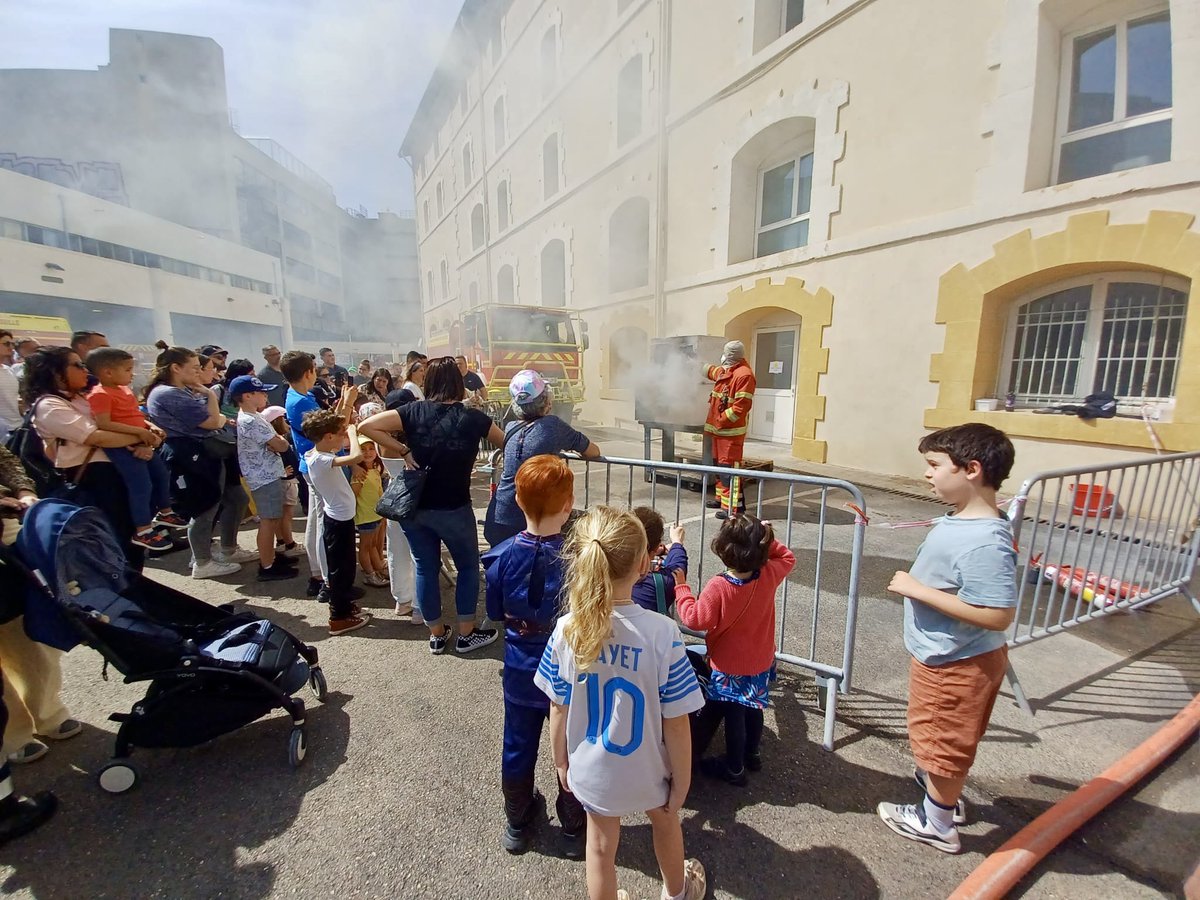 DidierJau's tweet photo. 👨‍🚒🚒Merci à l’Amiral Mathieu et au capitaine Schneider pour leur accueil à la caserne Saint-Pierre (5e) lors des Journées portes ouvertes pour le 85e anniversaire du bataillon des @MarinsPompiers 
Des lumières dans les yeux des petits et des grands 🤩 https://t.co/2247kSJ1Ds