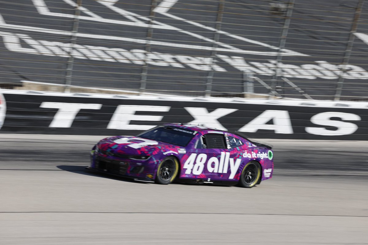 .@Alex_Bowman reports he’s a little free in turns 1-2 and tight in traffic. He will bring the #Ally48 to pit road for adjustments.