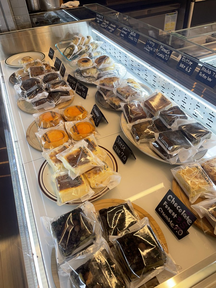 LaBombandthings's tweet photo. Grainboundaty 100/10 ขนมโคตรรรรรรรรรรรรอร่อย แบบว่าเรากลับไปซ้ำซื้อกลับไทยด้วย อร่อยแบบจะบ้าตาย ร้านข้างในก็น่ารัก เปิดดึกด้วย มีหลายสาขา เราไปชินชนร้านอยู่ในซอก แต่ว่ามาแล้วไม่เสียใจ !!!! #รีวิวเกาหลี #อร่อยบอกต่อ #koreareview https://t.co/mVFzArNVdO