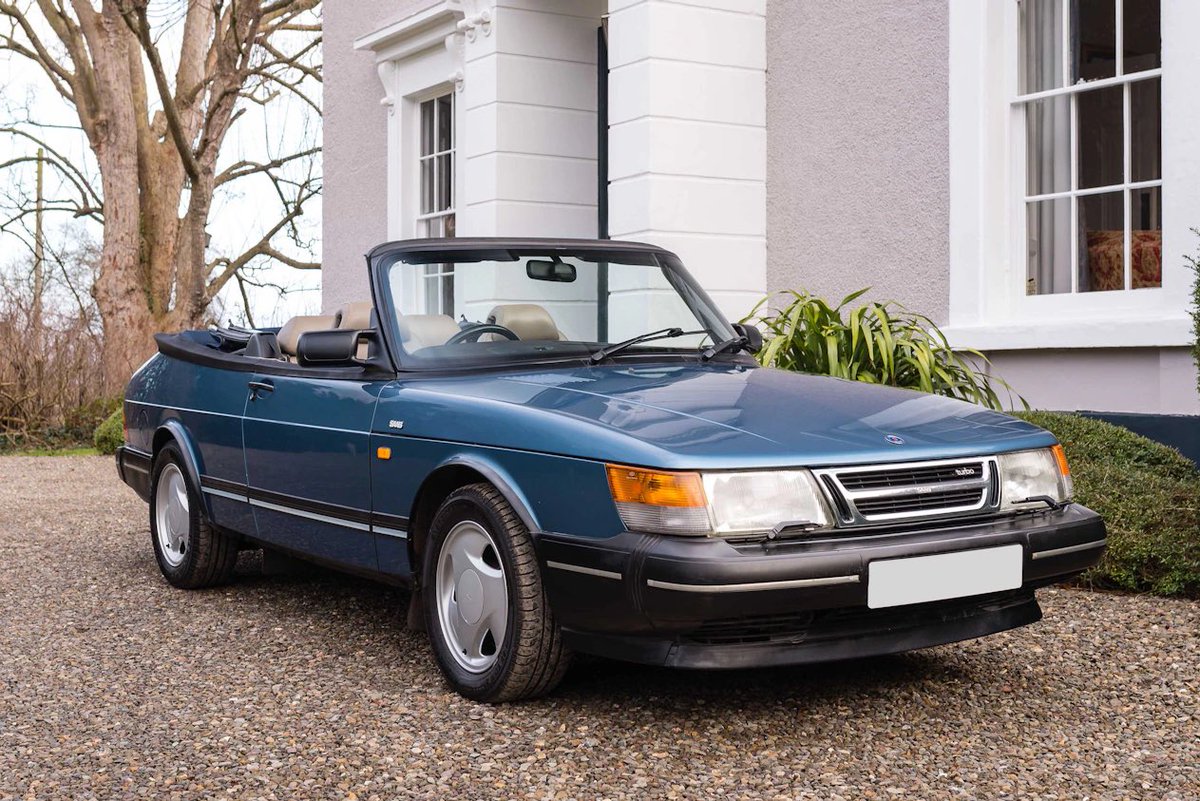 Watching a TV drama at the moment and have spotted this car that I LOVE. How cool? It’s a @Saab 900 and was on sale between 1978 and 1998. Vintage ones are surprisingly expensive.