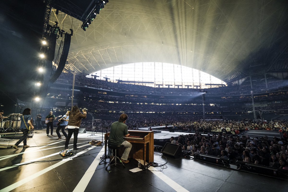 CharlesWesleyG's tweet photo. First stadium show! What a trip! Thank y’all so much for listening and much thanks to the man @lukecombs for having us along. This tour is going to be absolutely wild! 

Milwaukee, WI | 4/12/24 | 📸 @natalierhea__ https://t.co/GcrmmTbB8e