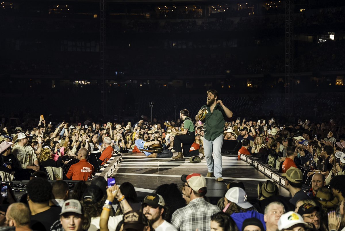 CharlesWesleyG's tweet photo. First stadium show! What a trip! Thank y’all so much for listening and much thanks to the man @lukecombs for having us along. This tour is going to be absolutely wild! 

Milwaukee, WI | 4/12/24 | 📸 @natalierhea__ https://t.co/GcrmmTbB8e