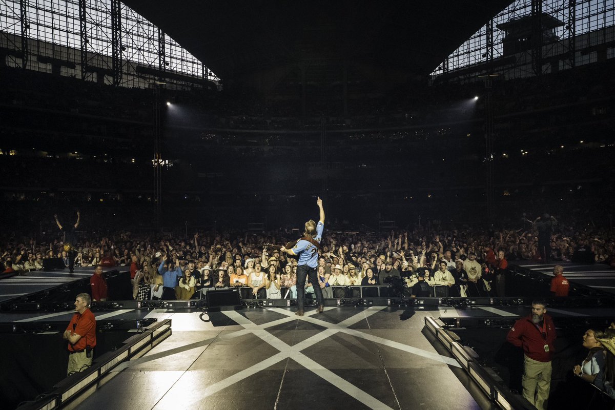 CharlesWesleyG's tweet photo. First stadium show! What a trip! Thank y’all so much for listening and much thanks to the man @lukecombs for having us along. This tour is going to be absolutely wild! 

Milwaukee, WI | 4/12/24 | 📸 @natalierhea__ https://t.co/GcrmmTbB8e