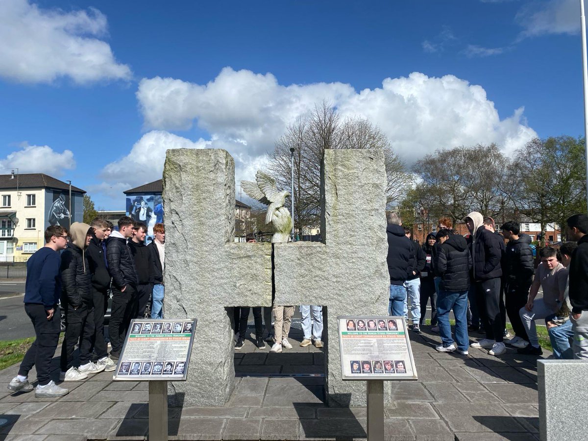 OPolsoc's tweet photo. Day Two of our Politics trip up to Northern Ireland. A Bogside Mural Tour, The Apprentice Boys Museum, Bloody Sunday Museum and the James Connolly Museum. A great trip to explore the Topic of Identity on the course @POLSOCTeachers https://t.co/DLiHEjHSek