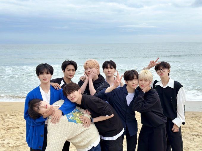 크래비티 4주년 너무너무 축하해
#영원히_빛날_크래비티_4주년
러비티들이 뒤에서 항상 응원한다는걸 잊지마
#Remember_crvt_0414
사랑하고 영원히 함께하자 우리의 시간을 기억해