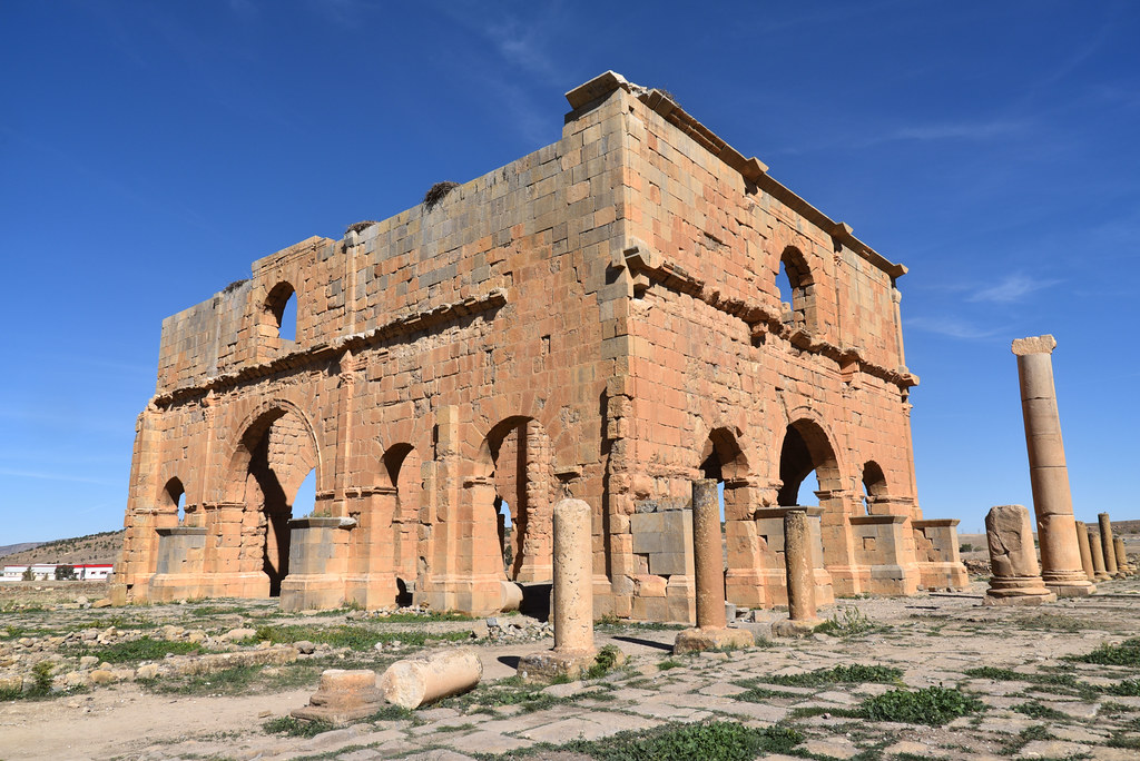 maelassal's tweet photo. #Lambèse l'antique Lambaesis (dans la wilaya de #Batna) : Quartier Général de la IIIe légion Auguste, établie sous #Marc_Aurèle. Les lieux sont inspectés par l’empereur #Hadrien en 128, il a prononcé un discours devant les soldats de la "Legio III Augusta" 🇩🇿

#Algérie
 #الجزائر https://t.co/0XpiQSZNJK