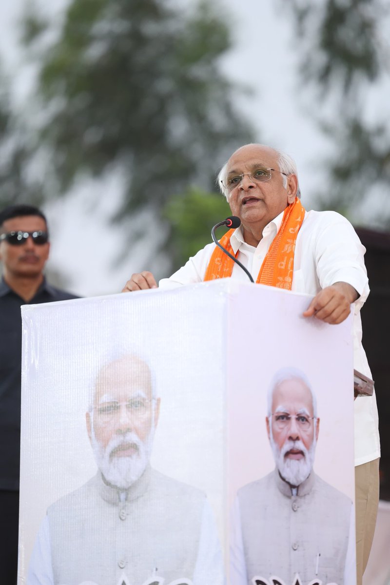 Bhupendrapbjp's tweet photo. આજે સુરેન્દ્રનગર લોકસભા મતક્ષેત્ર અંતર્ગત વિરમગામ, માંડલ, દેત્રોજ અને નલકાંઠા મતવિસ્તારની મોદી પરિવાર સભામાં પક્ષના કર્મઠ સાથીઓ અને સ્થાનિકો સાથેનો સંવાદ ખૂબ ઊર્જાદાયી બની રહ્યો.

આ ચૂંટણીમાં સમગ્ર દેશમાં એક જનઆંદોલન સાથે ભારતીય જનતા પાર્ટીના #AbkiBaar400Paar ના સંકલ્પને સાકાર કરીને માનનીય વડાપ્રધાન શ્રી નરેન્દ્રભાઈ મોદીને સતત ત્રીજી વાર વડાપ્રધાન પદ પર બેસાડવાનો નિર્ધાર દેશવાસીઓએ કર્યો છે.

મોદી સાહેબે પરફોર્મન્સ આધારિત વિકાસની રાજનીતિ પર ભાર મૂકીને દરેક ક્ષેત્ર અને દરેક વર્ગના લોકોને સશક્ત અને પગભર બનાવવાની ગેરંટી આપી છે.

#ModiKaParivaar તરીકે સૌને 100% મતદાન કરીને સુરેન્દ્રનગર લોકસભા મતક્ષેત્રમાં ભાજપના ઉમેદવાર શ્રી ચંદુભાઈ શિહોરાને જંગી બહુમતીથી વિજયી બનાવવા માટે આહવાન કર્યું.