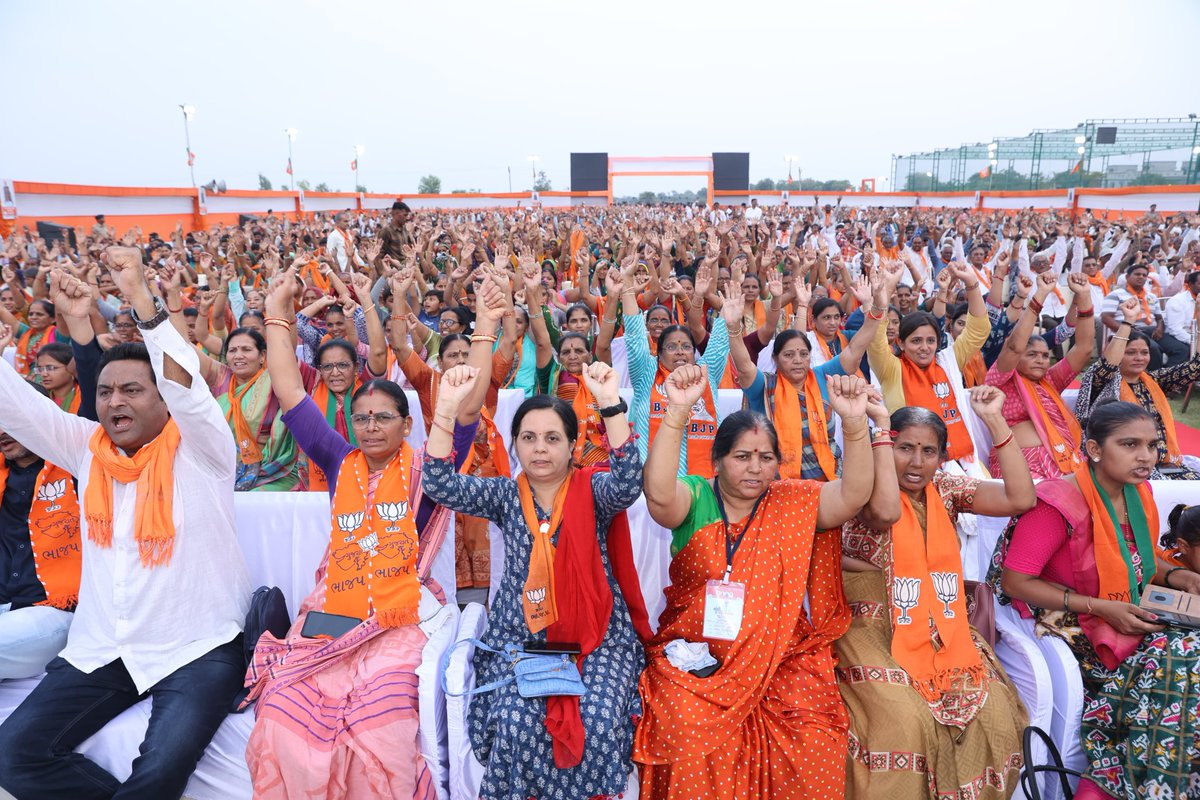 Bhupendrapbjp's tweet photo. આજે સુરેન્દ્રનગર લોકસભા મતક્ષેત્ર અંતર્ગત વિરમગામ, માંડલ, દેત્રોજ અને નલકાંઠા મતવિસ્તારની મોદી પરિવાર સભામાં પક્ષના કર્મઠ સાથીઓ અને સ્થાનિકો સાથેનો સંવાદ ખૂબ ઊર્જાદાયી બની રહ્યો.

આ ચૂંટણીમાં સમગ્ર દેશમાં એક જનઆંદોલન સાથે ભારતીય જનતા પાર્ટીના #AbkiBaar400Paar ના સંકલ્પને સાકાર કરીને માનનીય વડાપ્રધાન શ્રી નરેન્દ્રભાઈ મોદીને સતત ત્રીજી વાર વડાપ્રધાન પદ પર બેસાડવાનો નિર્ધાર દેશવાસીઓએ કર્યો છે.

મોદી સાહેબે પરફોર્મન્સ આધારિત વિકાસની રાજનીતિ પર ભાર મૂકીને દરેક ક્ષેત્ર અને દરેક વર્ગના લોકોને સશક્ત અને પગભર બનાવવાની ગેરંટી આપી છે.

#ModiKaParivaar તરીકે સૌને 100% મતદાન કરીને સુરેન્દ્રનગર લોકસભા મતક્ષેત્રમાં ભાજપના ઉમેદવાર શ્રી ચંદુભાઈ શિહોરાને જંગી બહુમતીથી વિજયી બનાવવા માટે આહવાન કર્યું.