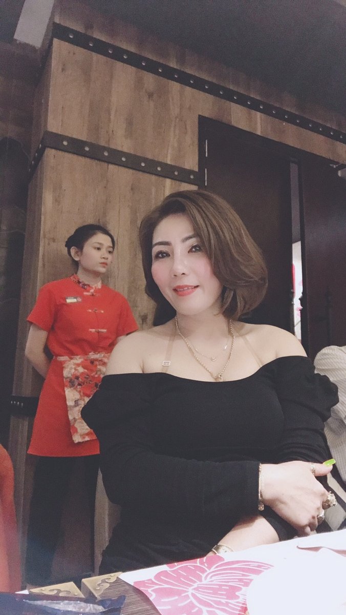 nguyetvy821's tweet photo. Chắc mấy anh chỉ thích bạn phía sau thôi phải không 😢 https://t.co/wJfsxb7kNd