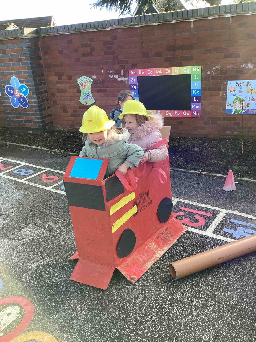 We had a great time looking after patients in our outdoor hospital and driving to emergencies in our fireengine! 🏥🚒