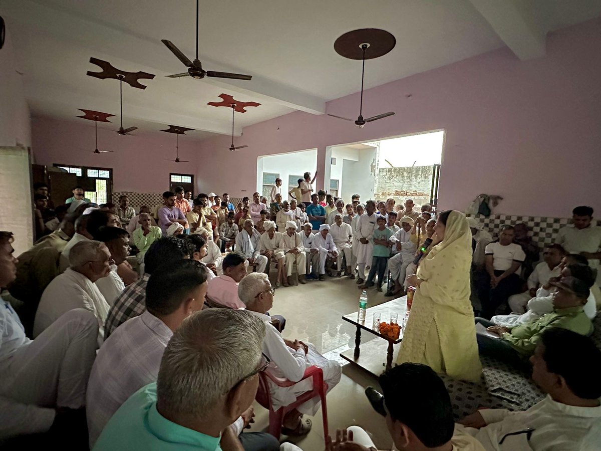 KamleshDhanda1's tweet photo. कलायत विधानसभा क्षेत्र के गांव बात्ता, कलायत एवं गांव कुराड़ में ब्राह्मण समाज द्वारा आयोजित जलपान कार्यक्रमों में पूर्व सांसद@LtGnDPVats जी के साथ पहुंच कर आगामी लोकसभा चुनाव में कुरुक्षेत्र लोकसभा से भाजपा प्रत्याशी @MPNaveenJindal  जी को भारी मतों से विजयी बनाने की अपील की। https://t.co/dj8WixA81b