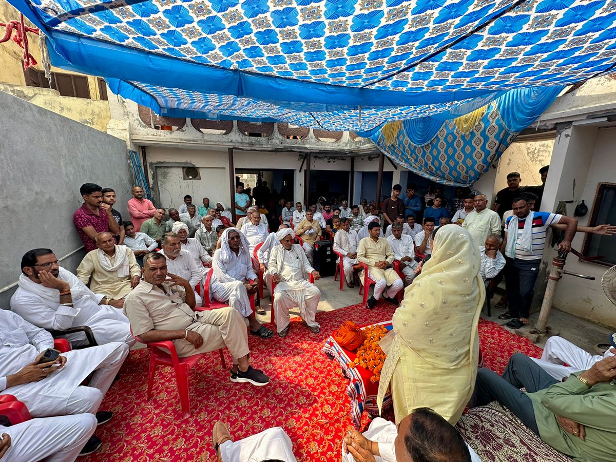KamleshDhanda1's tweet photo. कलायत विधानसभा क्षेत्र के गांव बात्ता, कलायत एवं गांव कुराड़ में ब्राह्मण समाज द्वारा आयोजित जलपान कार्यक्रमों में पूर्व सांसद@LtGnDPVats जी के साथ पहुंच कर आगामी लोकसभा चुनाव में कुरुक्षेत्र लोकसभा से भाजपा प्रत्याशी @MPNaveenJindal  जी को भारी मतों से विजयी बनाने की अपील की। https://t.co/dj8WixA81b