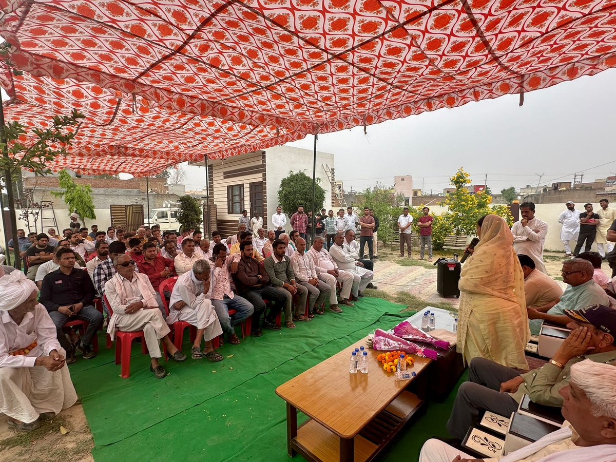 KamleshDhanda1's tweet photo. कलायत विधानसभा क्षेत्र के गांव बात्ता, कलायत एवं गांव कुराड़ में ब्राह्मण समाज द्वारा आयोजित जलपान कार्यक्रमों में पूर्व सांसद@LtGnDPVats जी के साथ पहुंच कर आगामी लोकसभा चुनाव में कुरुक्षेत्र लोकसभा से भाजपा प्रत्याशी @MPNaveenJindal  जी को भारी मतों से विजयी बनाने की अपील की। https://t.co/dj8WixA81b