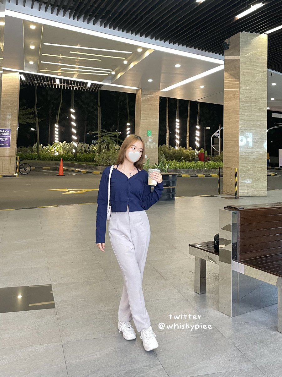 whiskypiee's tweet photo. @ohmybeautybank ini termasuk korean look ga sii? pict 1 mirip cardigan tapi bukann, trus yg pict 4 lucu collarnya https://t.co/GX7Isz4DXQ