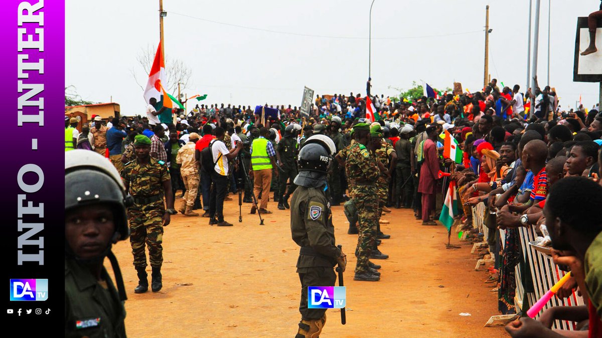 Niger: des milliers de manifestants réclament le départ des soldats américains dakaractu.com/Niger-des-mill…