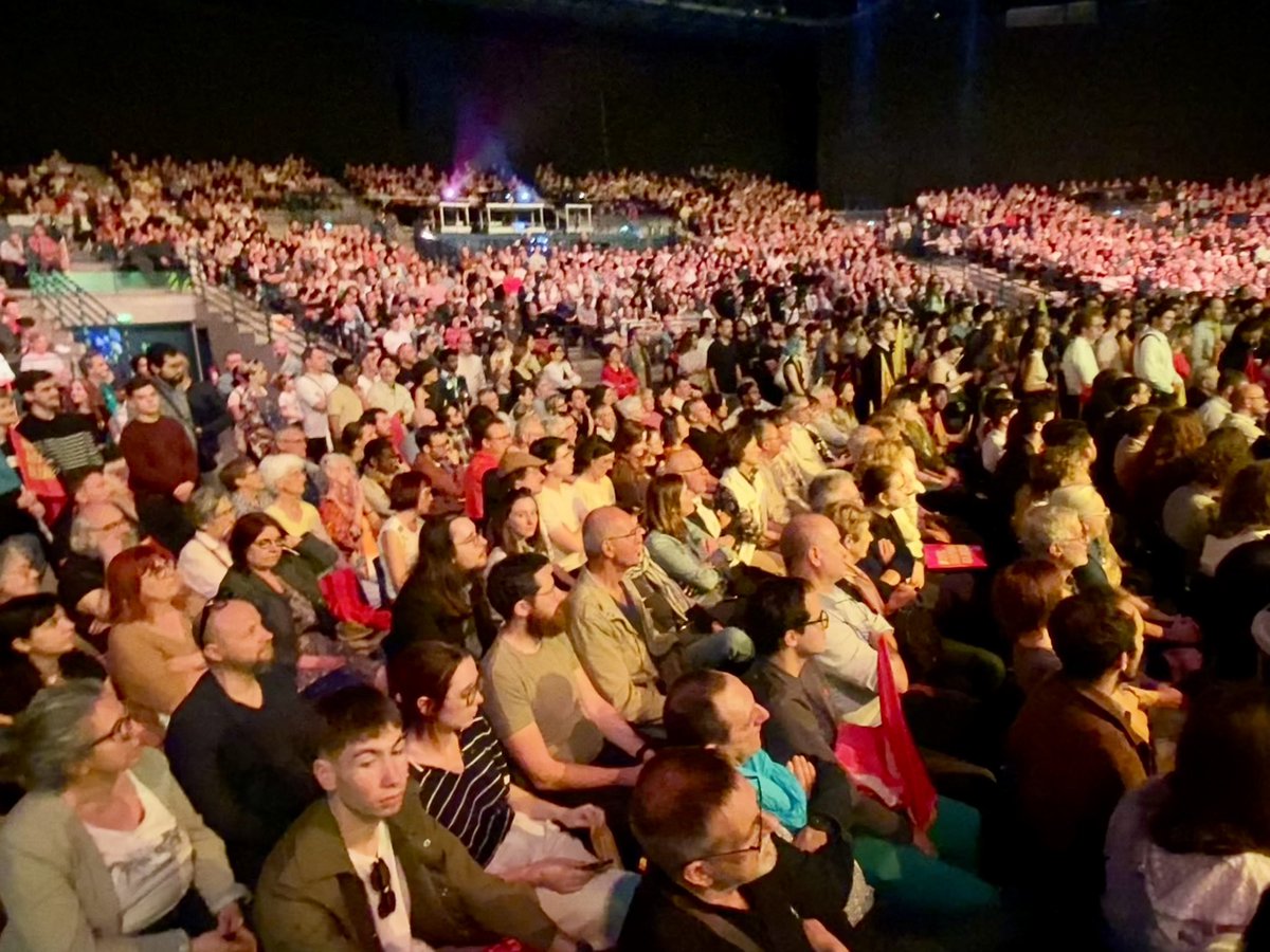 Il y en a du monde pour te souhaiter la bienvenue en #LoireAtlantique, cher Raphaël Glucksmann ! C’est le signe qu’il existe une gauche debout, européenne, fière de ses valeurs, de son histoire, et ouverte vers son avenir. Avec toi, le 9 juin, nous allons #ReveillerLEurope !