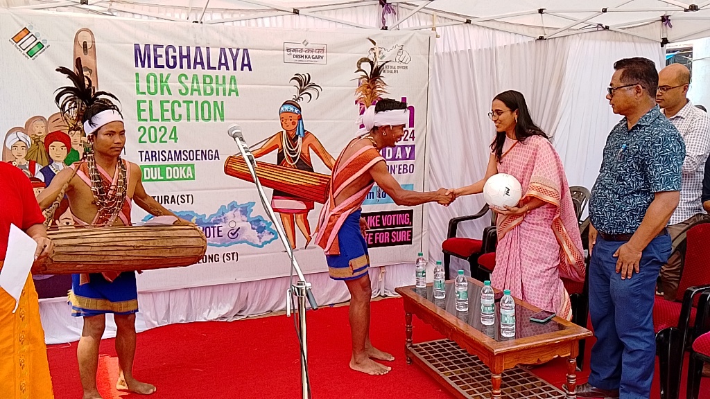 Empowering voters through tradition! 🥁 The Dul Doka program, organised by @ceomeghalaya, with District Administration, SWGH, and A’chik Theatre, Tura, aimed to educate voters. Dy Commissioner Hema Nayak urged all voters to cast their ballots on April 19. #SVEEP #Elections2024