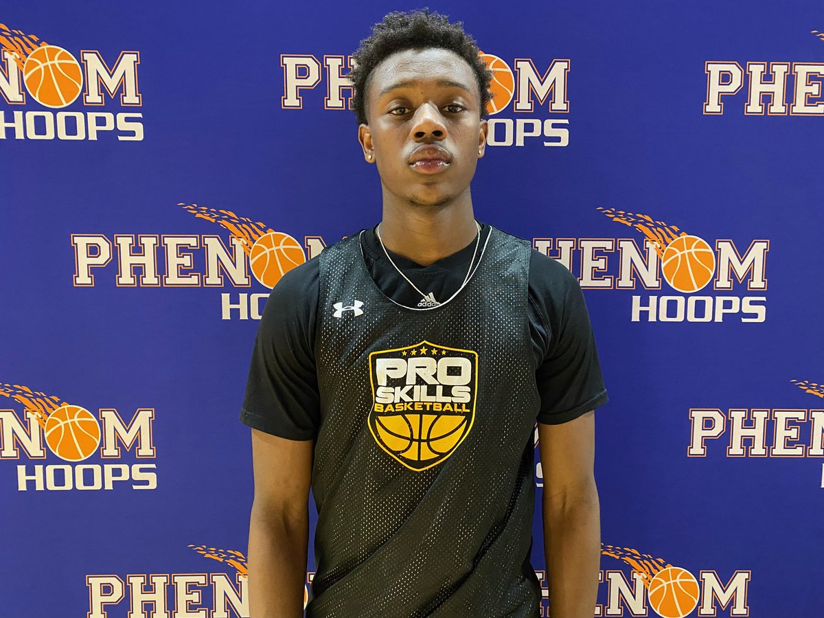 Expect 6’1 2025 Nas Berry (PSB Elite Barnes) to have a great spring/summer. Tough, strong downhill guard. Creates well off the bounce. Great body control. Runs the show at the PG position. @nas_shifty4 @PSBCharlotte #PhenomGrassrootsTOC