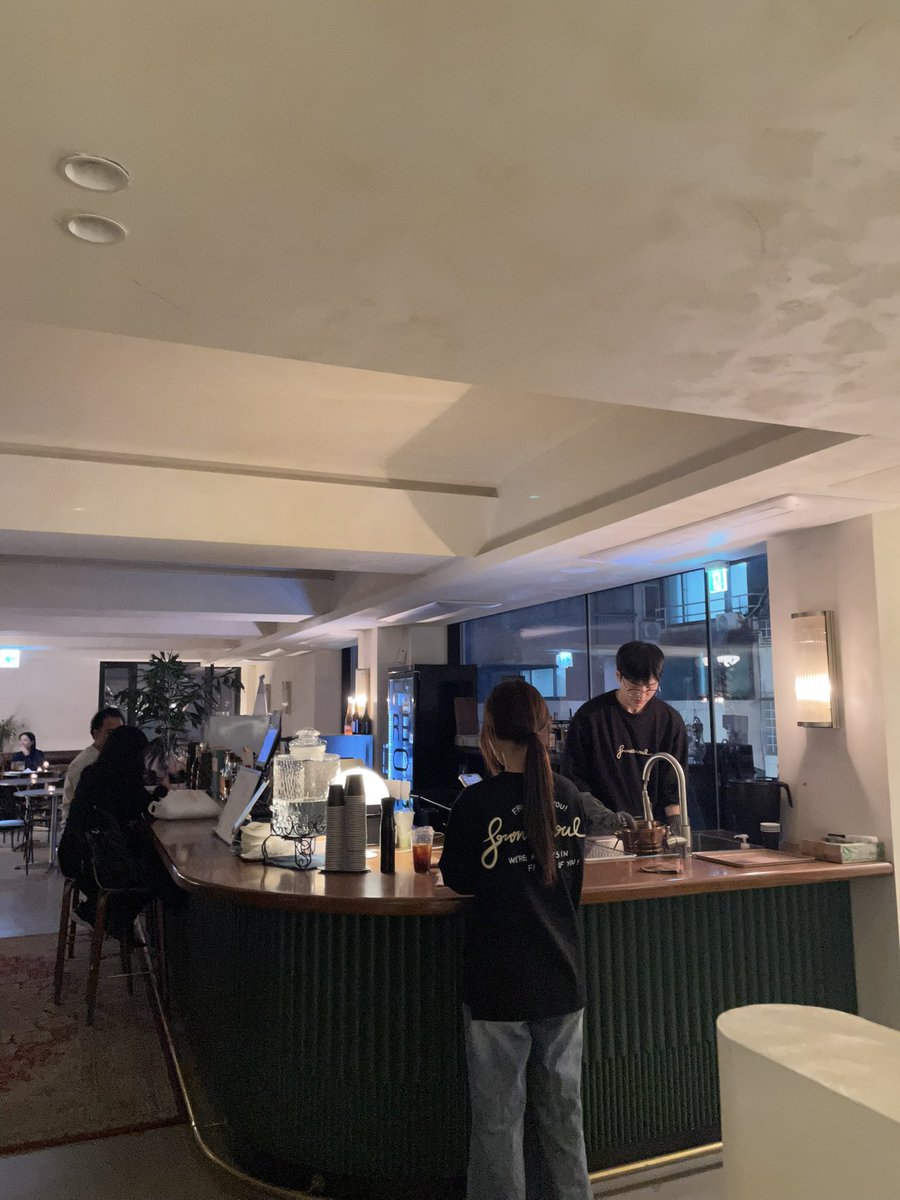 LaBombandthings's tweet photo. Front Seoul 10/10 ร้านเดทปิดดึกย่านกาโรซูกิล มีบาร์คอกเทล ขนมซิกเนเจอร์อร่อยสะใจ ที่อยากให้คะแนนเพิ่ม 1ล้านคะแนนคือ พนักงาน!!!! แกชั้นตายได้ในร้าน เหมือนเขาเอาไอดอลมาเป็นพนักงาน มันละลานตาไปหมด กูจะบ้าาาาา ชั้นรักเขาาาา #รีวิวเกาหลี #คาเฟ่เกาหลี #korea #koreareview https://t.co/TNHtfj2aWp