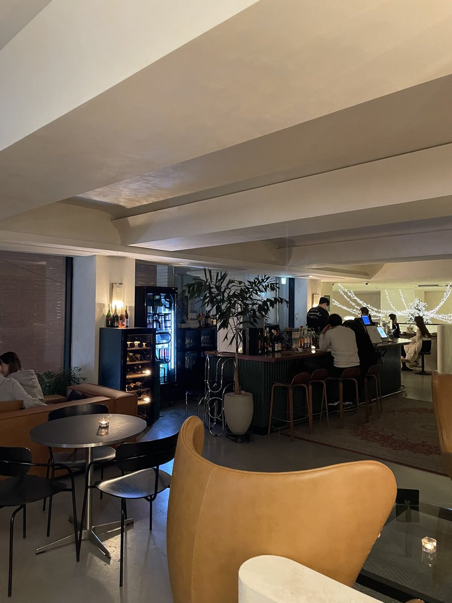 LaBombandthings's tweet photo. Front Seoul 10/10 ร้านเดทปิดดึกย่านกาโรซูกิล มีบาร์คอกเทล ขนมซิกเนเจอร์อร่อยสะใจ ที่อยากให้คะแนนเพิ่ม 1ล้านคะแนนคือ พนักงาน!!!! แกชั้นตายได้ในร้าน เหมือนเขาเอาไอดอลมาเป็นพนักงาน มันละลานตาไปหมด กูจะบ้าาาาา ชั้นรักเขาาาา #รีวิวเกาหลี #คาเฟ่เกาหลี #korea #koreareview https://t.co/TNHtfj2aWp