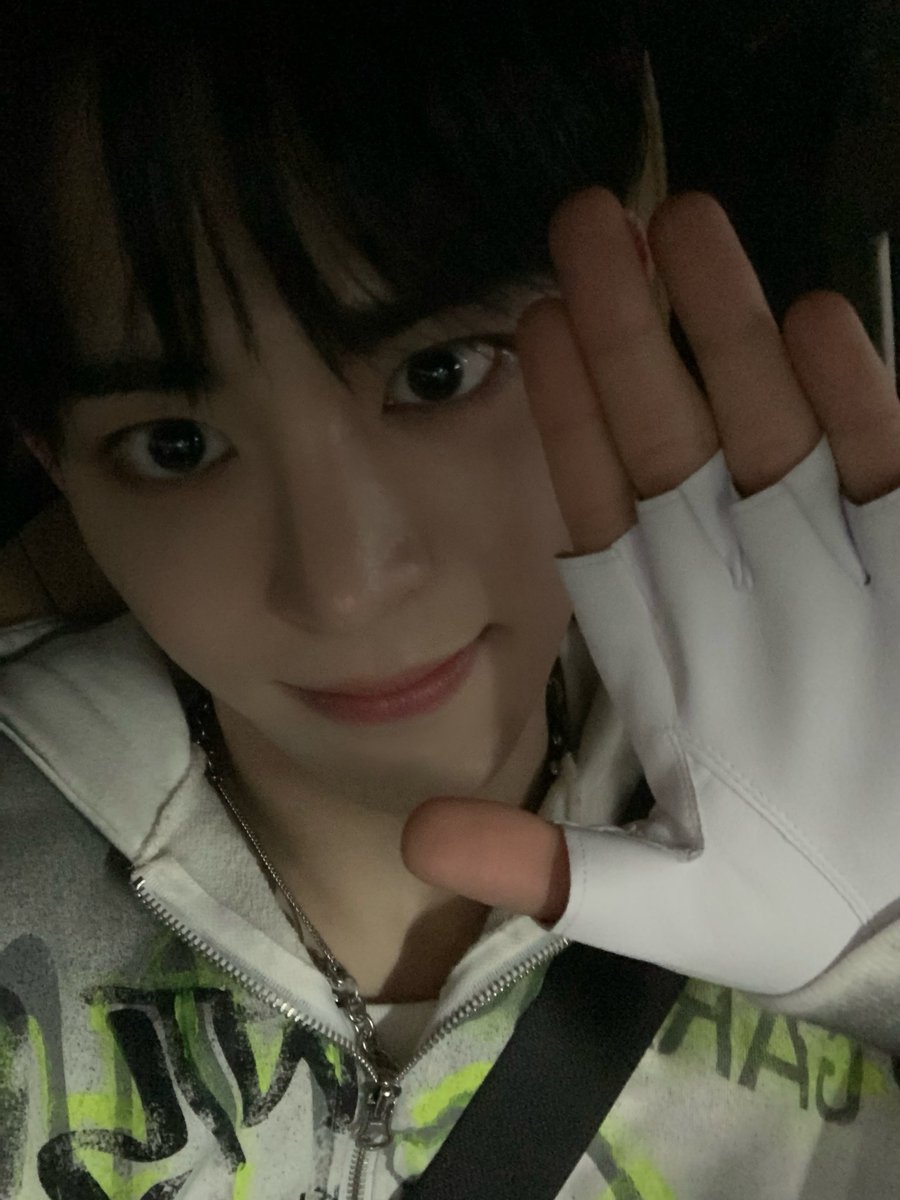 PB_khb's tweet photo. 예쁜장갑꼇다고 하두리얼짱포즈해주는현빈이 기특해서어뜩함 그와중에얼굴도너무너무너무너무예뿌면어떡함... https://t.co/bngqmpAnBD
