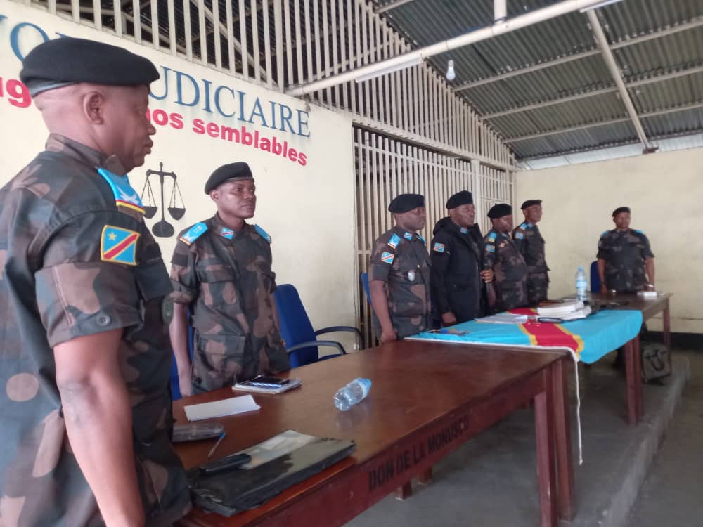 Agoragrandslacs's tweet image. Triple meurtre à #Goma : le Tribunal militaire condamne le militaire dla 2e classe Djodjo #Endondo, à la peine d mort. Sentence prononcée ce samedi. "Ns le condamnons à la peine d mort pr un triple meurtre commis ds le quartier #Majengo", a déclaré le magistrat Byamungu #Munanira