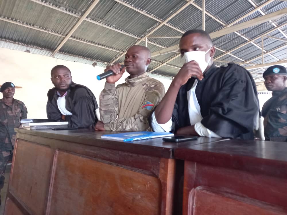 Agoragrandslacs's tweet image. Triple meurtre à #Goma : le Tribunal militaire condamne le militaire dla 2e classe Djodjo #Endondo, à la peine d mort. Sentence prononcée ce samedi. "Ns le condamnons à la peine d mort pr un triple meurtre commis ds le quartier #Majengo", a déclaré le magistrat Byamungu #Munanira