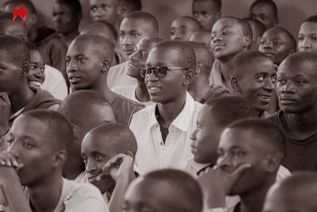 ✨Urukurikirane rw’ibikorwa rwabandanije ruryosha umunsi w’ejo mu ntara ya Ngozi 🥰
Inyuma yukwitegura, abakina bari biteguye neza, baca bagirako bakina.
Abari kukibanza baratamarigwa, mugacerere kenshi barakurikira icese!