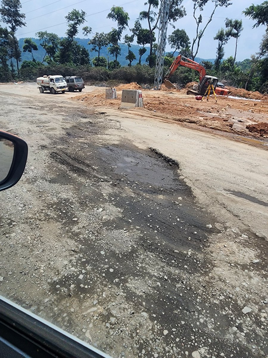 Srinidhi_SS's tweet photo. Drove MLR- BLR today. 
Absolutely Pathetic roads till Sakleshpur even the Concrete Ghat roads have deteriorated.

Whatta tragedy !!! https://t.co/IRnIzOkNti