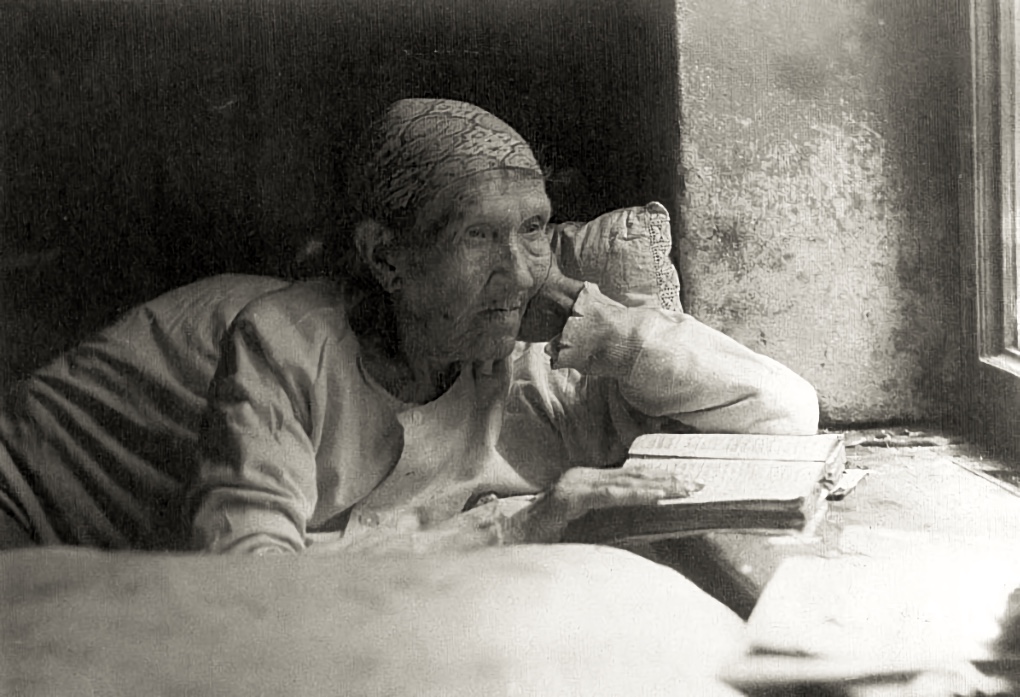 Khana Kolsky, 106-year-old Jewish woman, Warsaw, Poland, 1925 - by Alter Kacyzne (1885 - 1941), Lithuanian
