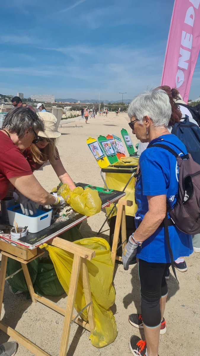 departement13's tweet photo. 🚮 #NettoyonsLeSud 

Nos bénévoles de la #Team13 et notre Fabrique de Provence mobilisés ce jour à l’escale Borely à #Marseille aux côtés de l’association #1dechetparjour pour la plus grande opération de ramassage de déchets de notre territoire 👏. 

🌱#NettoyonsLaNature https://t.co/WL5XVX1peH