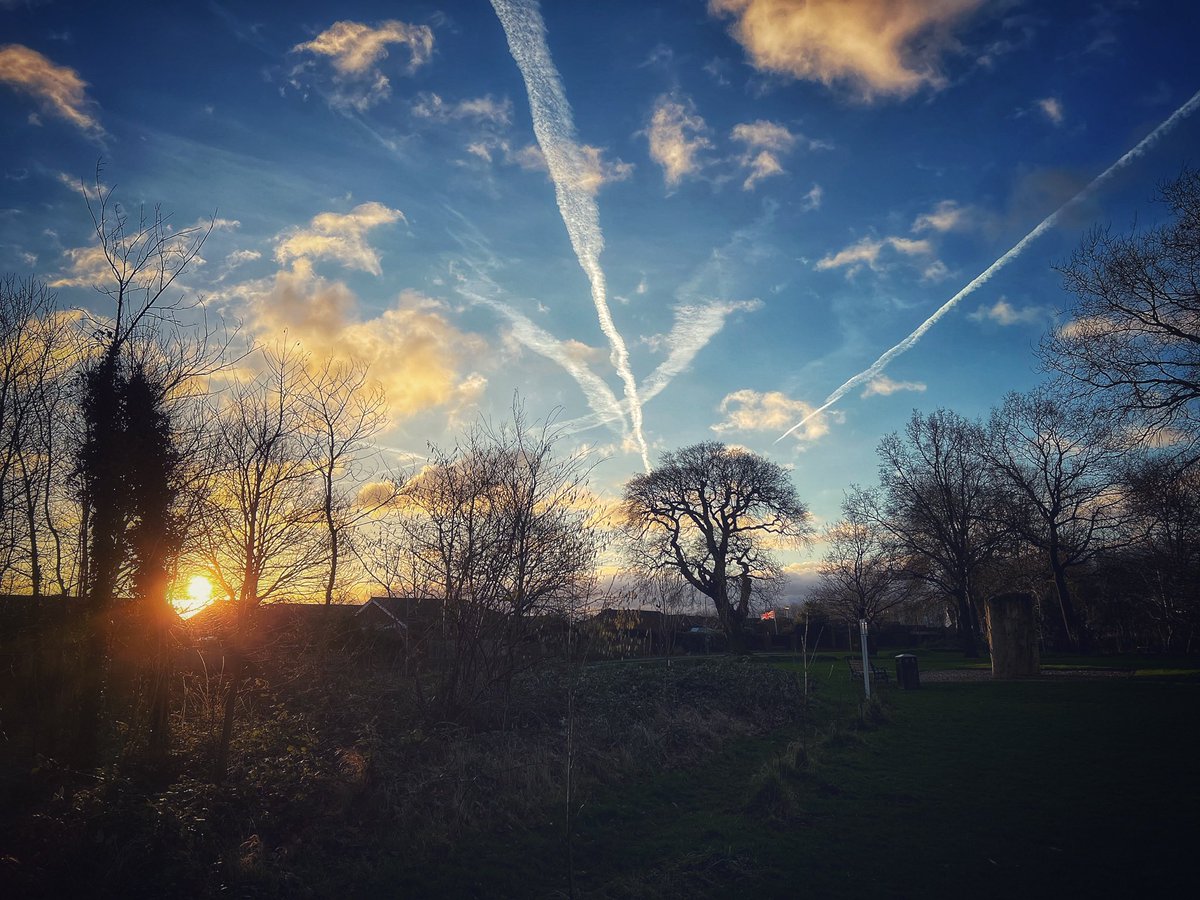 IntermittentTog's tweet photo. Sky, sun, clouds and contrails…..

#sky #skyporn #skyphotography #sunset #sun #sunny #sunnyday #clouds #cloudporn #cloud #cloudphotography #cloudlovers #nature #naturelovers #naturelover #naturephotography #iphonephotography #theintermittentphotographer https://t.co/g1FdxVaWTO