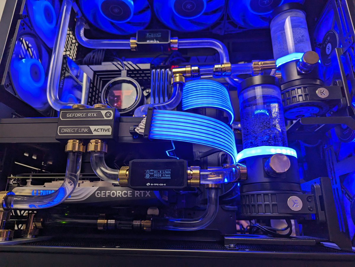 forzapc31's tweet photo. Découvrez notre expertise en matière d'assemblage et de refroidissement liquide. Equipée d'un watercooling custom réalisé par ForzaPC💻💦 cette configuration Gaming est conçue pour les passionnés de gaming et de création de contenu. #ForzaPC #WatercoolingCustom #pcgaming #gamer https://t.co/WxkSRVExVg