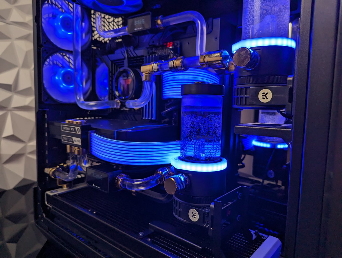 forzapc31's tweet photo. Découvrez notre expertise en matière d'assemblage et de refroidissement liquide. Equipée d'un watercooling custom réalisé par ForzaPC💻💦 cette configuration Gaming est conçue pour les passionnés de gaming et de création de contenu. #ForzaPC #WatercoolingCustom #pcgaming #gamer https://t.co/WxkSRVExVg