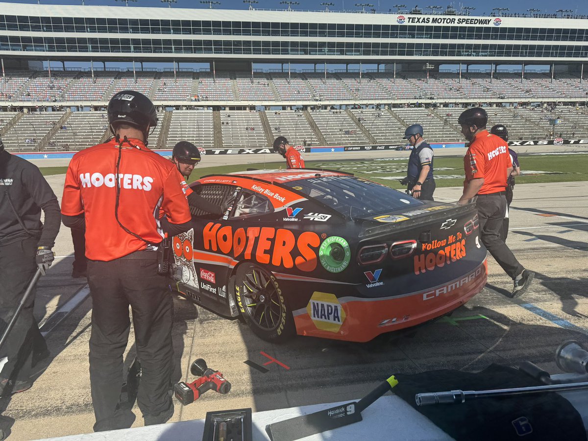 Chase brings the <a href="/HootersRacing/">Hooters Racing</a> Chevy back to pit road. That’s it for practice for the No. 9 team. They end it tied for eighth fastest in Group A. #di9