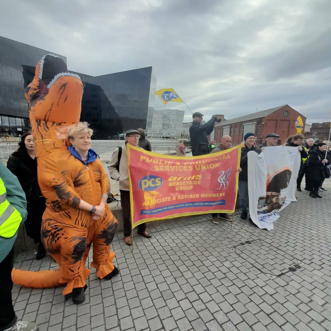 TraceyH4WHM's tweet photo. @PCSLiverpoolMus @RedRosa91940184 @MrTayoAluko @MerseyPensioner @forthemany_net @EquityUK @pcsarms @PcsMerseyarms @ULivUCU2 @SocialistAltEWS 9/Thread from @PCSLiverpoolMus Rally on penultimate day of 8 week strike today, Saturday 13/04/2024. They will though be out again in May if NML still won't pay
#PCSliverpoolMuseumStrike #PayUpNow #PayUpCOLnow #PayFair #Solidarity #LiverpoolMuseumStrike https://t.co/IS0FLNrpSN
