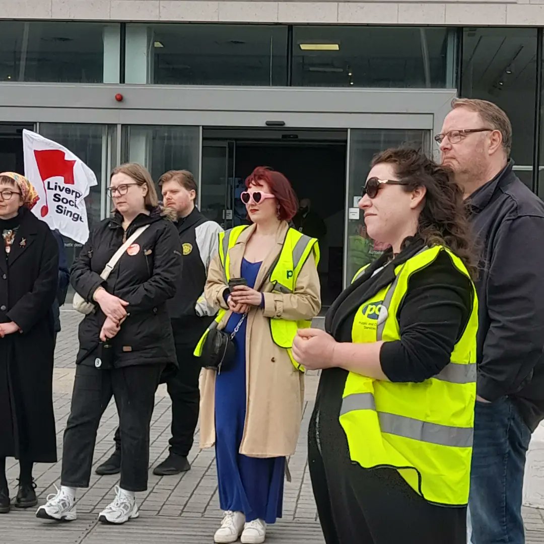 TraceyH4WHM's tweet photo. @PCSLiverpoolMus @RedRosa91940184 @MrTayoAluko @MerseyPensioner @forthemany_net @EquityUK @pcsarms @PcsMerseyarms @ULivUCU2 @SocialistAltEWS 9/Thread from @PCSLiverpoolMus Rally on penultimate day of 8 week strike today, Saturday 13/04/2024. They will though be out again in May if NML still won't pay
#PCSliverpoolMuseumStrike #PayUpNow #PayUpCOLnow #PayFair #Solidarity #LiverpoolMuseumStrike https://t.co/IS0FLNrpSN