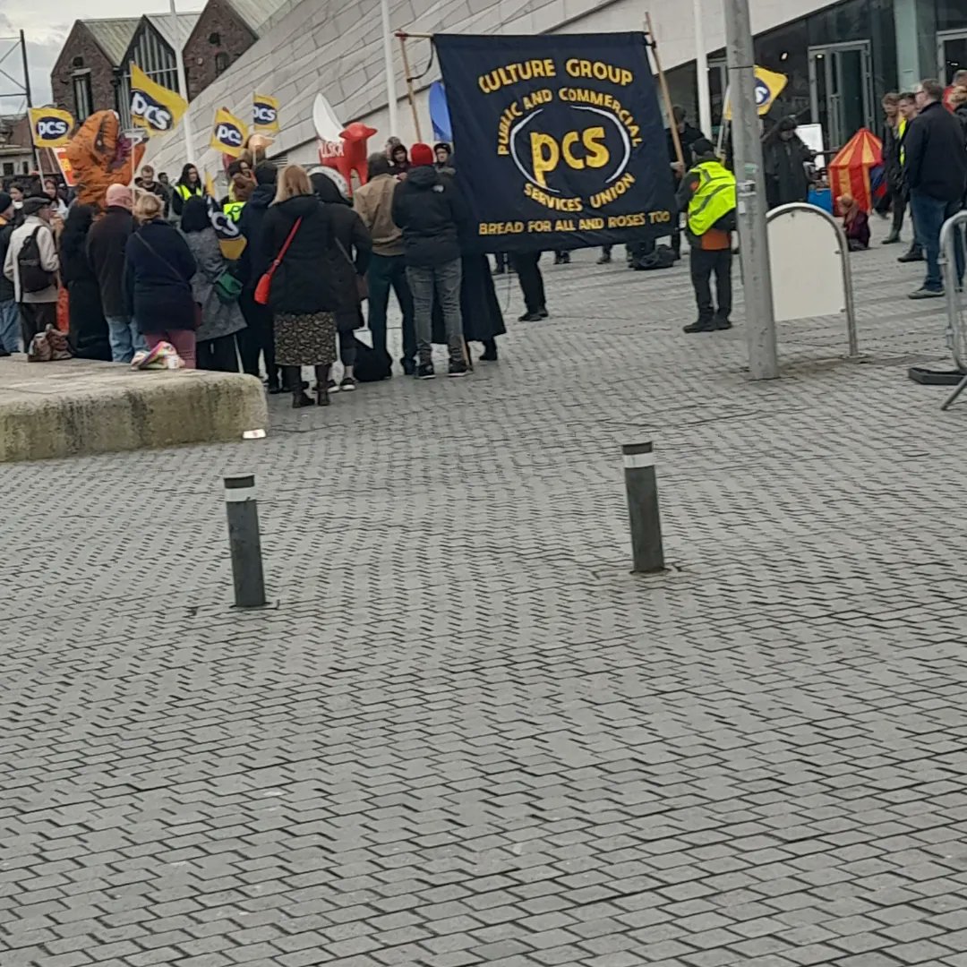 TraceyH4WHM's tweet photo. @PCSLiverpoolMus @RedRosa91940184 @MrTayoAluko @MerseyPensioner @forthemany_net @EquityUK @pcsarms @PcsMerseyarms @ULivUCU2 @SocialistAltEWS 9/Thread from @PCSLiverpoolMus Rally on penultimate day of 8 week strike today, Saturday 13/04/2024. They will though be out again in May if NML still won't pay
#PCSliverpoolMuseumStrike #PayUpNow #PayUpCOLnow #PayFair #Solidarity #LiverpoolMuseumStrike https://t.co/IS0FLNrpSN