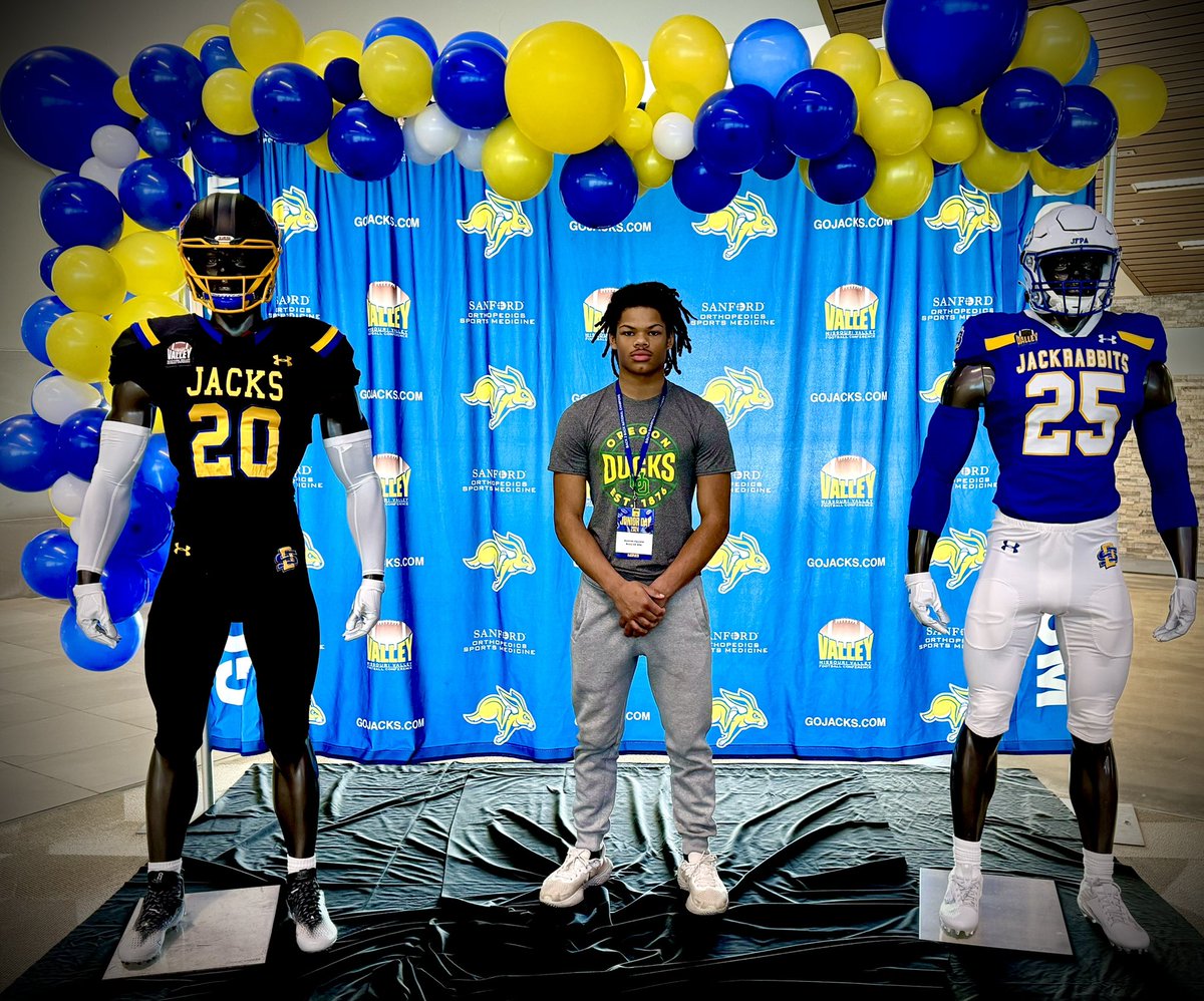 Ayomide_A20's tweet photo. Had a wonderful day at @GoJacksFB! And I really enjoyed talking with @CoachRRouse, and great thanks to @CoachMeyersSDSU for allowing us to visit! https://t.co/SeVNCkQhiF