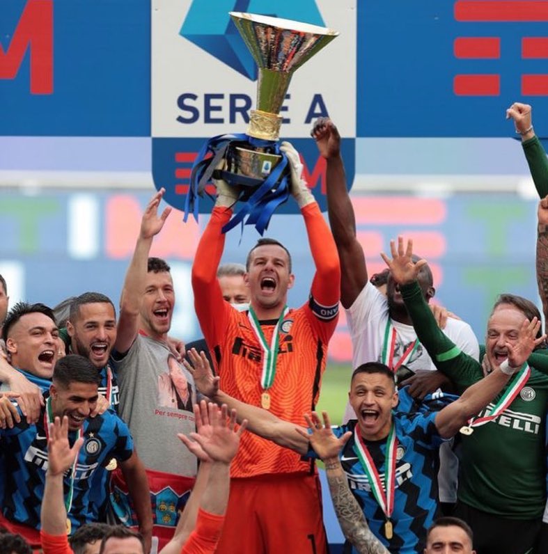 Inter_Xtra's tweet image. 🚨 Tomorrow, before kick off of #Inter-Cagliari, Samir Handanović will be honoured with a jersey commemorating his 455 appearances for the club. 🇸🇮
Next season, he will begin his career as a coach in the #Inter youth academy. ⚫️🔵

[via @Gazzetta_it]