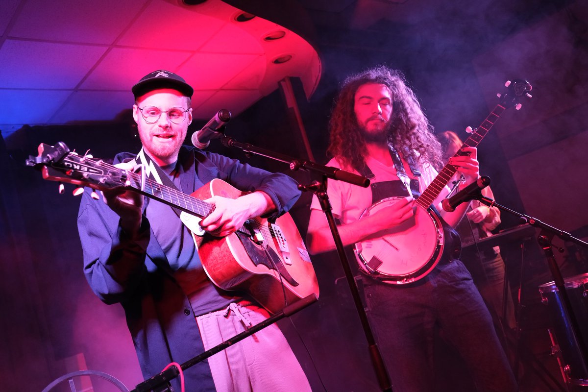 Over to the P&amp;E club for <a href="/DrssdLikeWolves/">Rick Dobbing</a> 🎶  #eaglesfest