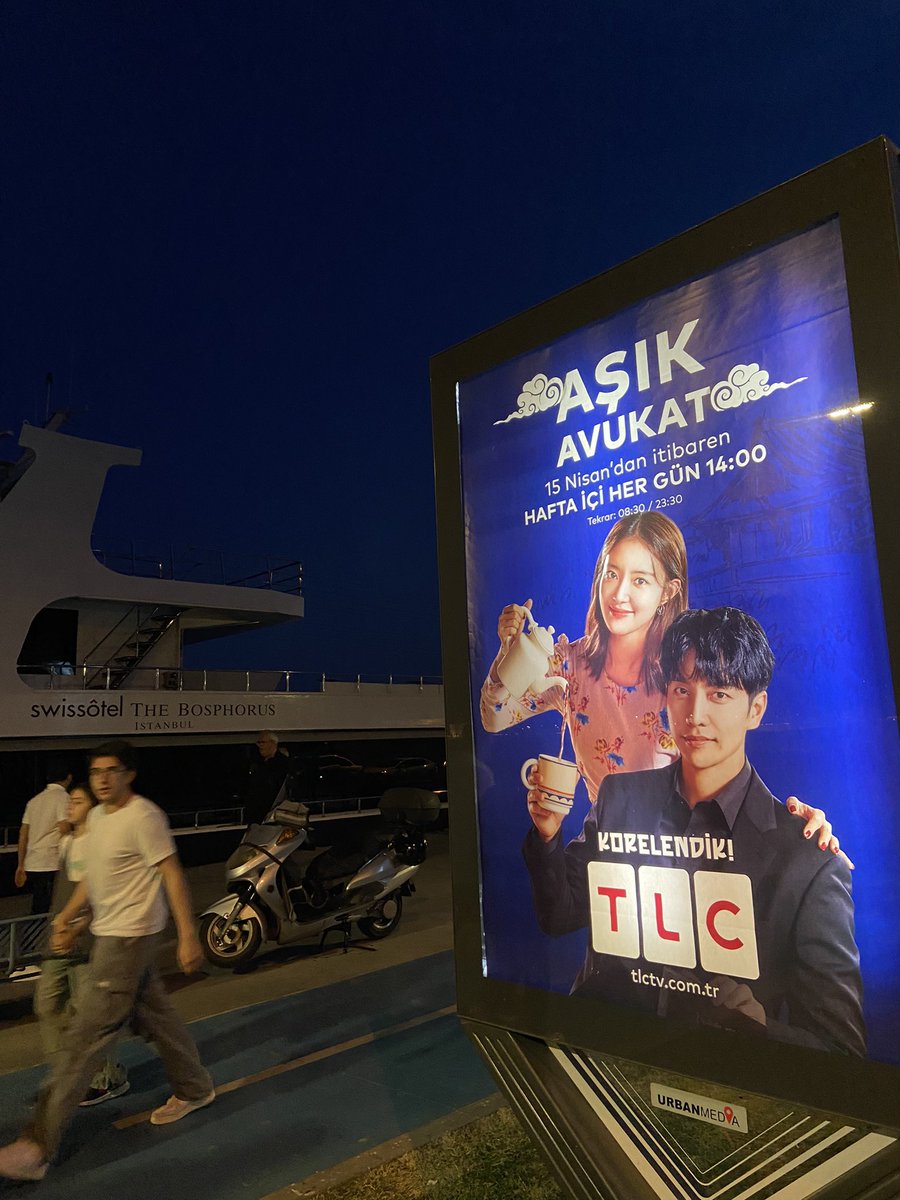 LSG_Turkey's tweet photo. Biri birgün #LeeSeungGi @byhumanmade_ nin dizi afişini İstanbul Aşiyan hattında göreceksin deseydi ben bile inanmazdım #LawCafe 15 Nisan da #TLC Türkiye de başlıyor https://t.co/Ez0yiYSD2N
