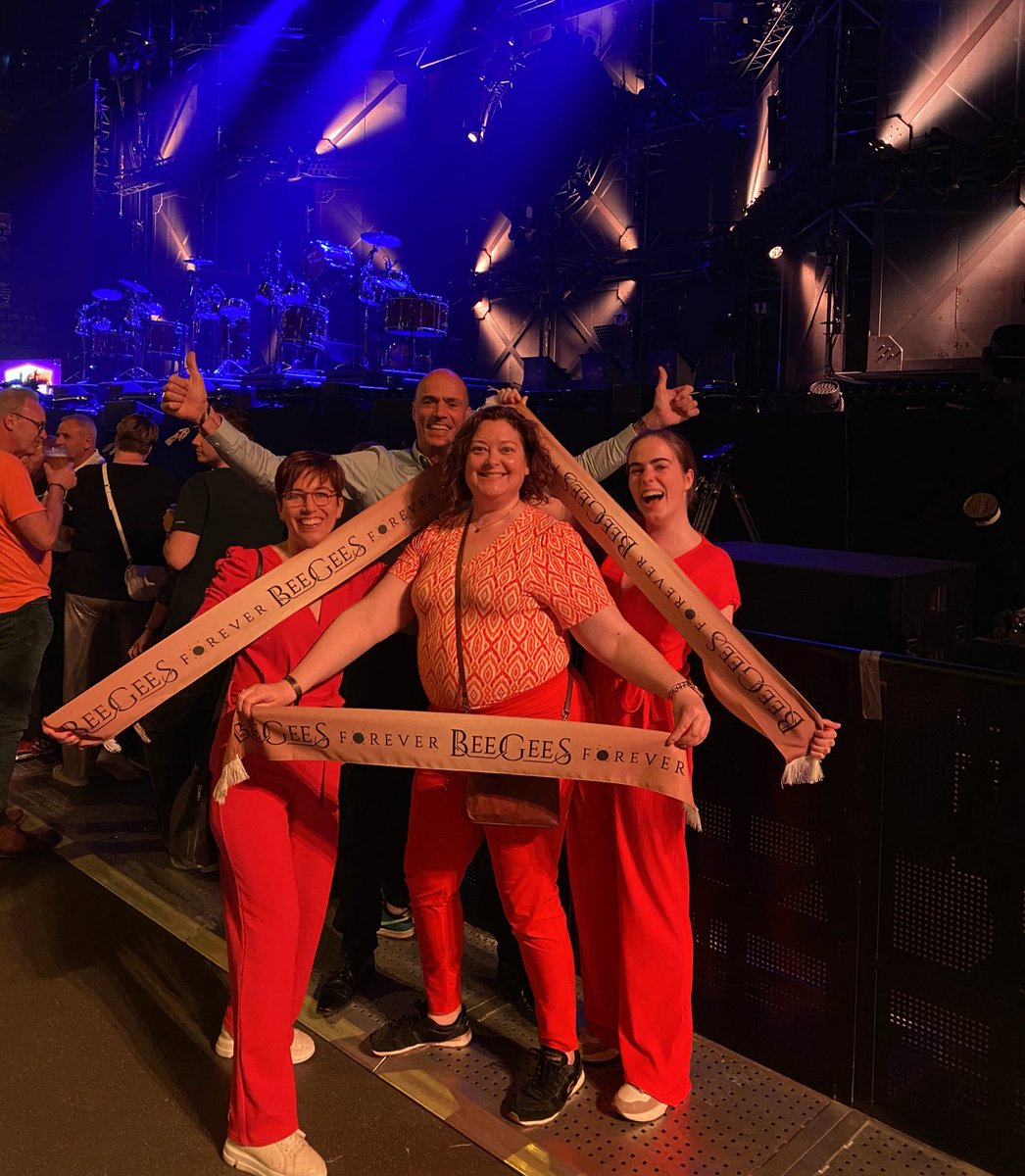 Vanavond komen Margriet, Natasja, Aimée & Wim-Jaap Bee Gees Forever supporten tijdens #TheTribute - Live in Concert 🤩 Ze hebben hun merchandise al in the pocket en kunnen niet wachten om ‘Tragedy’ live in de #ZiggoDome te horen 🎶 Have fun vanavond 🙌