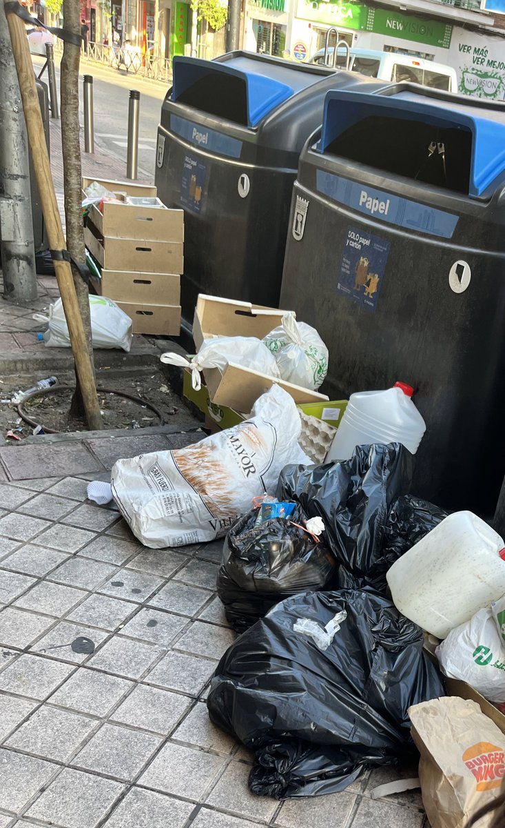 Arnaud28026's tweet image. Eso es el estado general del Barrio 🏘️ En cada esquina encuentras mierda 💩! Zonas totalmente abandonadas y regaladas a los incívicos ! @SoniaCQ @jmd_usera #warripop #Madrid #Usera