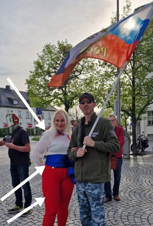Während in #Ukraine Kinder von ruzz.Raketen zerfetzt werden und Hunderttausende auf den Schlachtfeldern krepieren,laufen Putingirl Kolbasnikova &amp; ihr Rambo mit ruzz.Flagge auf 🇩🇪Straßen rum+machen Propaganda für Putin wie heute beim #Schwurbler-Treff in Sonneberg EKELHAFT! #Höcke